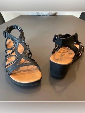 BareTraps Black Strappy Wedge Sandals with Tan Footbed